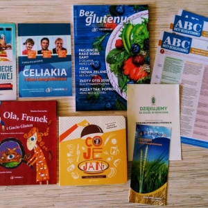 Książki, które wygrała biblioteka w konkursie "Biblioteka Bezglutenowa" : "Dziecko na diecie bezglutenowej", "Celiakia i dieta bezglutenowa", "Ola, Franek i Gucio Gluten", "Co je Jan?", czasopismo "Bez glutenu", broszurki ABC diety bezglutenoweji 