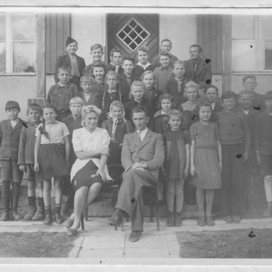8.10.1946r. Na zdjęciu uczniowie klas IV-VII Publicznej Szkoły Powszechnej w Cewicach. Zdjęcie pochodzi z kroniki szkolnej.