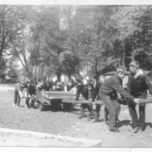 20.09.1971r. Prace wykończeniowe przy budowie boiska szkolnego w Cewicach. Zdjęcie pochodzi z kroniki szkolnej.