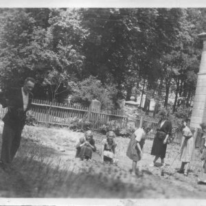 Rok szkolny 1954/1955. Lekcja na działce szkolnej. Zdjęcie pochodzi z kroniki szkolnej.