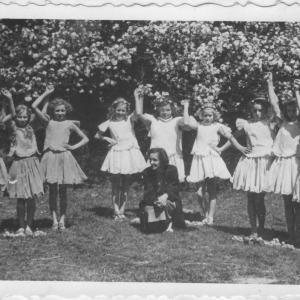 1.06.1954r. Akademia szkolna z okazji Międzynarodowego Dnia Dziecka. Uczennice prezentują tańce ludowe. Zdjęcie pochodzi z kroniki szkolnej.