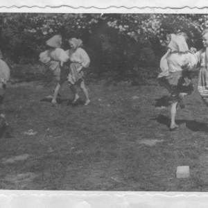 1.06. 1954r. Akademia szkolna z okazji Międzynarodowego Dnia Dziecka. Uczennice prezentują tańce ludowe. Zdjęcie pochodzi z kroniki szkolnej.