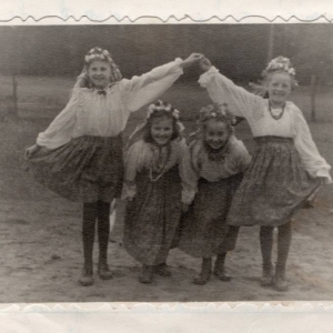 7 listopada 1951 rok. Uczniowie Szkoły Podstawowej w Maszewie Lęborskim wykonują taniec „Szyna” podczas akademii z okazji XXXIV rocznicy Rewolucji Październikowej. Zdjęcie pochodzi z kroniki szkolnej.