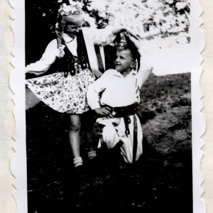 Rok 1954. Dzieci  z Maszewa Lęborskiego świętują Międzynarodowy Dzień Dziecka. Zdjęcie pochodzi z kroniki szkolnej.